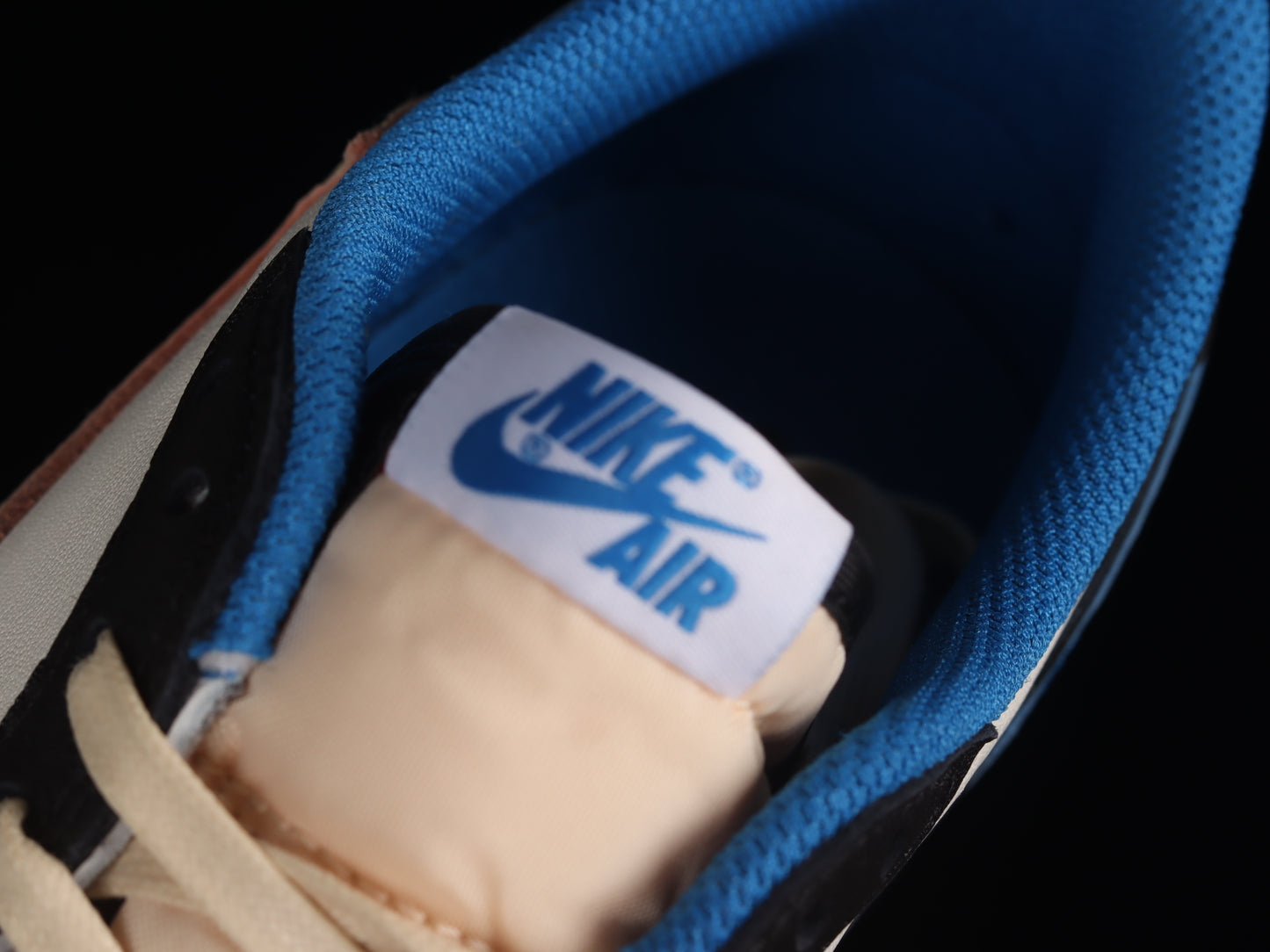 Jordan 1 low Fragment Travis Scott