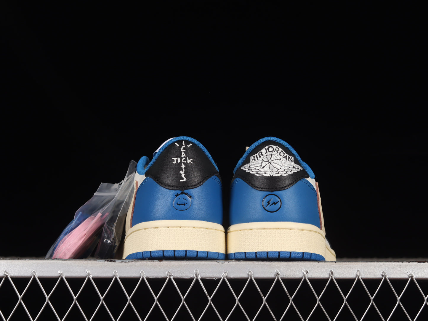 Jordan 1 low Fragment Travis Scott