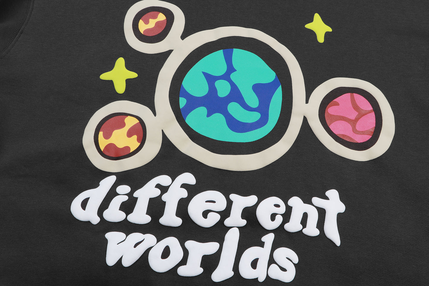 Sudadera Broken Planets "Different Worlds"